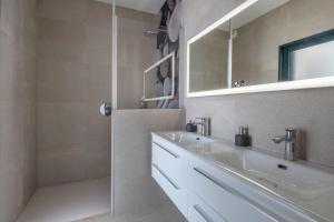 Maisons de vacances Piscine - 10 personnes - 100m de la plage : photos des chambres