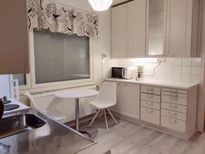 Yksiö omalla puusaunalla