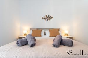 Elegant 2 Bed 2 Bath Apartment, Pool, Views, Parking