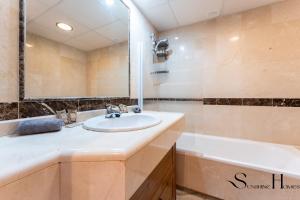 Elegant 2 Bed 2 Bath Apartment, Pool, Views, Parking