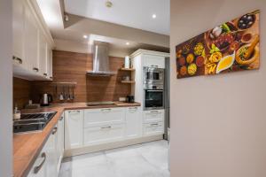 Elegant Escape in The Heart of The City by Flat Mаnager