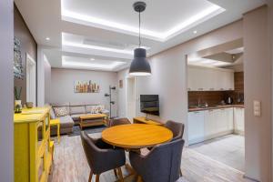 Elegant Escape in The Heart of The City by Flat Mаnager