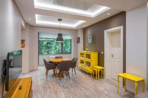 Elegant Escape in The Heart of The City by Flat Mаnager