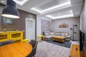 Elegant Escape in The Heart of The City by Flat Mаnager