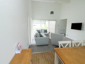 Harcombe House Bungalow 1