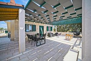 Secluded vacation house Bračuta with swimming pool