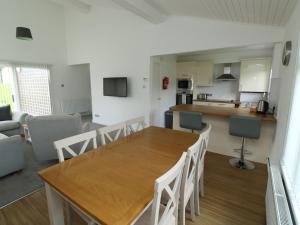 Harcombe House Bungalow 11