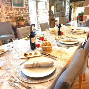B&B / Chambres d'hotes Kergroaz Maner Classe 5 epis Table d'Hotes Manoir dans parc paysage, spa en plein air Bornes vehicules electriques Petit dejeuner inclus : photos des chambres