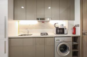 Elite LUX Holiday Homes - Modern Marvel β Sleek Studio in Azizi Riviera