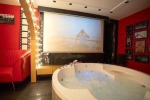 Orsom Stays Sassy - Sector 42