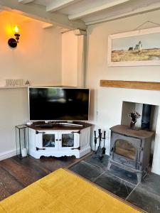 Cosy Coastal 2-Bedroom Cottage with Hot Tub and Log Burner