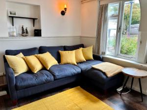 Cosy Coastal 2-Bedroom Cottage with Hot Tub and Log Burner