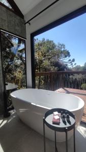 Casa na árvore com banheira de imersão e lareira