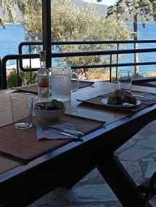 Seafront traditional Greek home - Pteleós