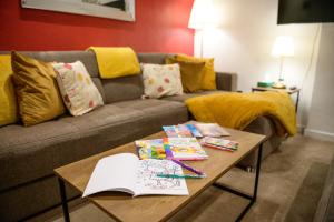 Autumn Breeze - 2BR - Sofa Bed - WiFi - Free Parking - Central - Didsbury