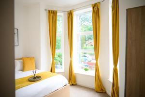 Autumn Breeze - 2BR - Sofa Bed - WiFi - Free Parking - Central - Didsbury