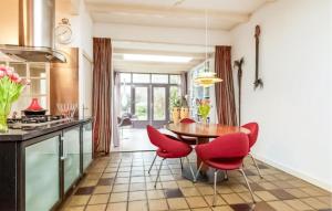 Lovely Home In Sneek With Wifi