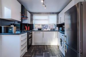 BIG 7xGuest House 3xVan Locked CarPort Garden Leeds & Bradford