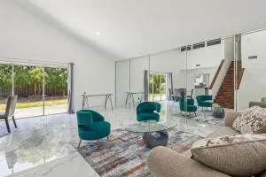 Spacious 3BR Villa in Miami with Fenced Backyard - Hammocks