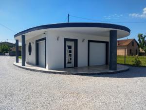 Maisons de vacances Maison Sapiac - 4pers - 2 chambres - 3 lits - Clim reversible - Terrasse ombragee et grand jardin - Piscine saison estivale : photos des chambres