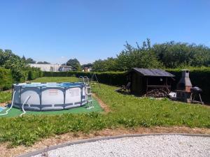 Maisons de vacances Maison Sapiac - 4pers - 2 chambres - 3 lits - Clim reversible - Terrasse ombragee et grand jardin - Piscine saison estivale : photos des chambres
