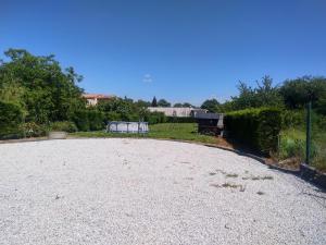 Maisons de vacances Maison Sapiac - 4pers - 2 chambres - 3 lits - Clim reversible - Terrasse ombragee et grand jardin - Piscine saison estivale : photos des chambres