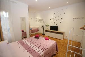 Rooms in Apartment Arago