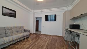 D8 Residence by Sunny Mamaia