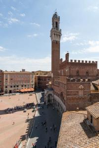 TORRE DEI LAMBERTINI WINDOWS ON PIAZZA DEL CAMPO - Residenza depoca