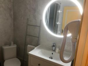 Hotels Hotel Couleurs Sud Centre-ville Gare Charleville-Mezieres : photos des chambres