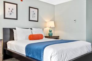 Standard Queen Bed Room room in The Lighthouse Inn & Carriage House