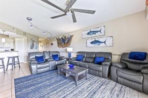 Undersea Retreat: Coastal Charm Walk to Beach Access with Amenities Galore OW4-406