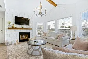 Beachside Elegance: Pool Spa Luxury Retreat Sun Beach Club 888 - Edgewater