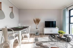 Burmeister 407 -Spacious 1 Bedroom Apartment Across from Ocean