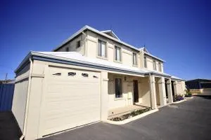 Palm Beach Manor - Rockingham