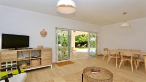 Fig Villa- CleverDetails, Sleep 8, Pool, Children Playground, Ténis court