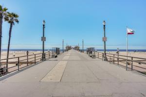 Huntington Beach Condo with Pool Less Than 1 Mi to Pier!