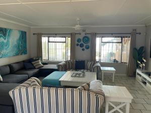 Palm Sands Beach House - 22 sleeper