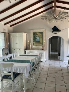 Palm Sands Beach House - 22 sleeper