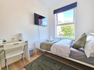 Easy Rooms, London Luton Airport -24 HOUR CHECK-IN