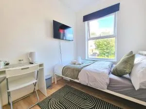 Easy Rooms, London Luton Airport -24 HOUR CHECK-IN - Hexton