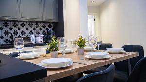 Chic Apartment with balcony & Side Sea Views- Apt 3