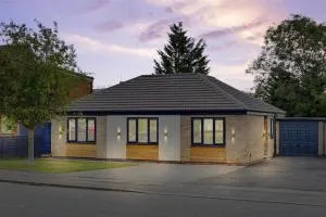 Brand New 4 Bed Deluxe Modern Villa - Sleeps 9 - Private Parking & Garden - Cossall