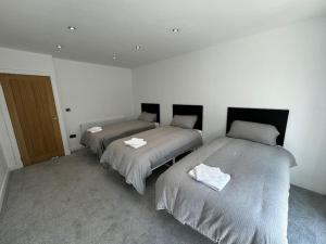 Brand New 4 Bed Deluxe Modern Villa - Sleeps 9 - Private Parking & Garden