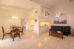Spoonbills Sanctuary Coastal Chic 1BR Retreat 329