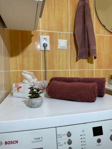 Cozy Apartment with nice balcony seating, 9th floor, parking