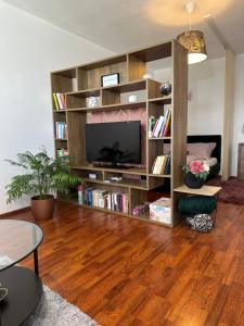 Cozy Apartment with nice balcony seating, 9th floor, parking