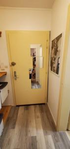 Appartements Studio RDC calme avec parking ferme pres autoroute et tram C : photos des chambres