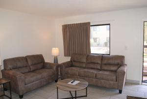 124 Fully Furnished 1BR Suite-Prime Location