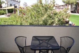 124 Fully Furnished 1BR Suite-Prime Location